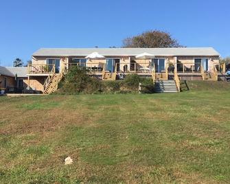Oceanview Chic Alcove Studio, walk to Town/Beach Pass - Montauk - Rakennus