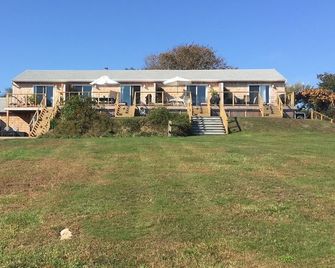 Oceanview Chic Alcove Studio, walk to Town/Beach Pass - Montauk - Building