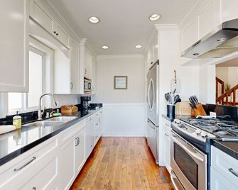 Newport Bay Front Vacation Home - Newport Beach - Kitchen