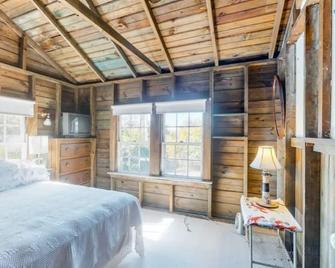Rustic, sunny cottage w/ deck & W/D - walk to the beach & town! - Nantucket - Bedroom