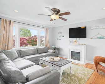 Gorgeous beach house with large pool & private beach, just 3 blocks away!! - Point Pleasant Beach - Sala de estar