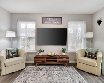 Modern 5BR, Kid-Friendly Home In Poconos with Pool Table - East Stroudsburg - Salon