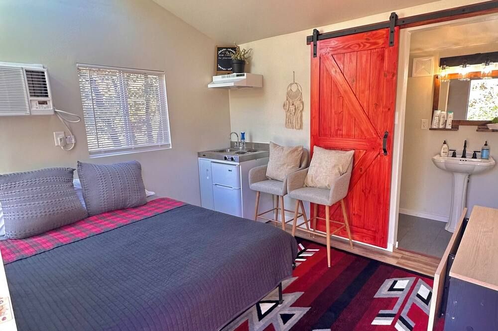 Cozy and Quiet Tiny House Cottage with Skylight 2 Minutes from Main Street - Julian - Habitación