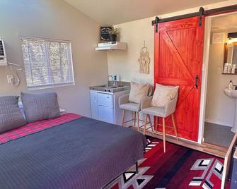Cozy and Quiet Tiny House Cottage with Skylight 2 Minutes from Main Street - Julian - Habitación