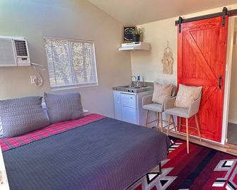 Cozy and Quiet Tiny House Cottage with Skylight 2 Minutes from Main Street - Julian - Habitación