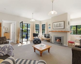 Lavender Country Cottage - Arrowtown Holiday Home - Arrowtown - Living room