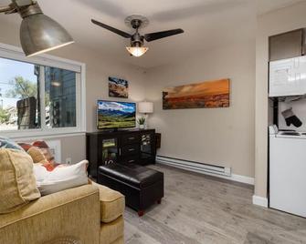 Historic Central Gj Getaway - Grand Junction - Living room