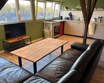 Andrews Motobike Apartment - Gelsenkirchen - Wohnzimmer