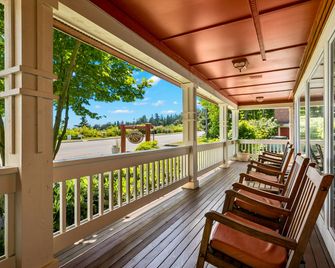 Saratoga Inn - Langley - Balcony