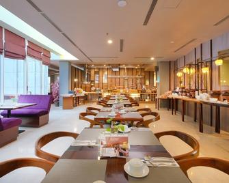 Quest Hotel Simpang Lima - Semarang By Aston - סמראנג - מסעדה