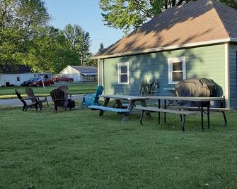 We are in a small town w/ lots to offer but also close to many big attractions! - Bellevue - Patio