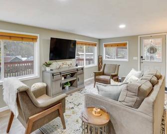 Popular Clearwater river Idaho. Enjoy Outdoor kitchen, Hot tub and spa shower. - Orofino - Sala de estar