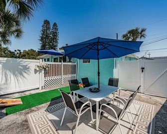 Coastal Cottage On St. Pete Beach- 1 Bed & 1 Sofa Bed - 1 Min From Beach. - Saint Pete Beach - Balcony