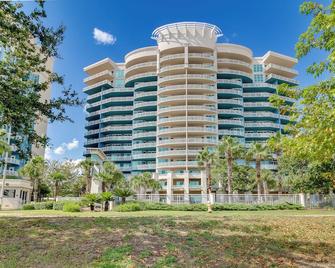 Beachfront Gulfport Vacation Rental with Balcony! - Gulfport - Building
