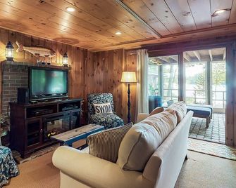 Beautiful Lakefront Escape - Book Your Fall Foliage Getaway! - Raymond - Living room