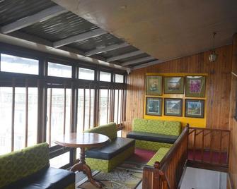 Pineridge Hotel Darjeeling - Darjeeling - Lounge