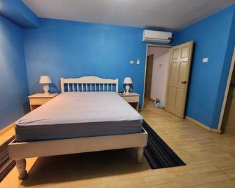 3-bedroom townhome in lovely Couva with AC, fitness room - Couva - Habitación