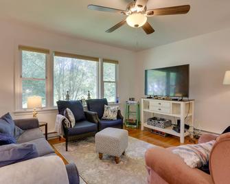 Kiamesha Lake Home with Deck 4 Mi to Resorts World! - Monticello - Living room