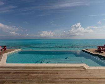 Perfect location for everything in Exuma 6 Bedrooms sleeps 12 with private pool - Moss Town - Piscina
