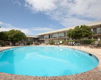 Days Inn by Wyndham Clinton - Clinton - Piscina