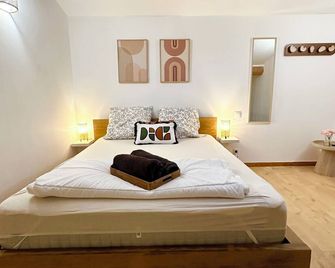 Haven of peace, in the heart of the Luberon, Furnished apartment for 3 people, 5 minutes from Lourmarin - Cadenet - Bedroom