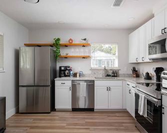 Serene Place - Walk to UF - Free Parking - Gainesville - Mutfak