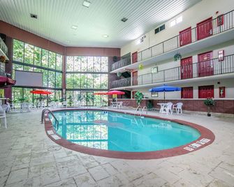 Super 8 by Wyndham Eureka Springs - Eureka Springs - Pool
