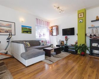 Amazing apartment in Bacinska jezera - Ploce - Sala de estar