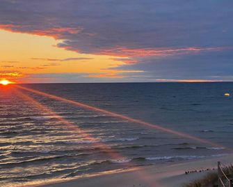 Location, Location, Vacation. A Lake Michigan cottage with private beach access. - Mears - Beach