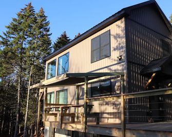 NEW! Stunning 2-story cabin retreat, overlooks protected bay - amazing views! - Lubec - Edificio