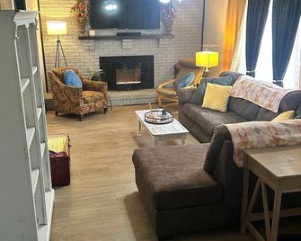 Charming old 3-bedroom with WiFi, & central heat & air in Cabot. NEWLY Renovated - Cabot - Living room