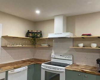 Augustana Neighborhood Guest Suite - Camrose - Küche