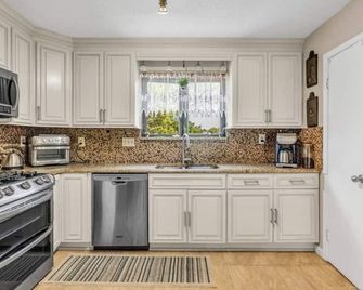 East haven a gateway , & still be connected to the real world at the same time - East Haven - Kitchen