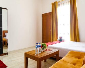 RedDoorz near Cipinang Indah Mall - Yakarta - Habitación