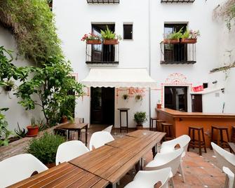 Oasis Backpackers' Hostel Granada - Granada - Patio