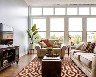 Historic Downtown Owosso Loft - Owosso - Living room