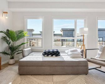 Large Open Concept Luxury Apartment with AC, 70' Smart TV with Netflix, Free Underground Parking & More - Calgary - Oturma odası