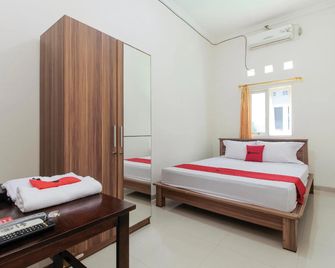 RedDoorz near Universitas Palangkaraya - Palangkaraya - Bedroom