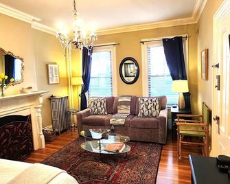 \'Fort Hill Inn, Boston\' Cozy Studio Suite, Eat in Kitchen, 5 minutes to Center - Boston - Living room