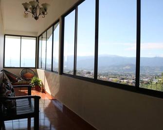 Hotel Las Brumas - Cartago - Balcon