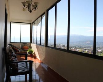 Hotel Las Brumas - Cartago - Balcón