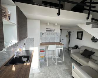 Bilocale in marmo a Prato - Prato - Pokój dzienny