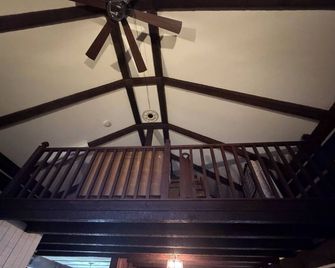 2-bedroom cabin located in the foothills of N.Wilkesboro & 8-mins to Speedway! - North Wilkesboro - Stairs