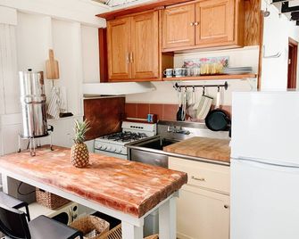 Summer Camp Tiny Cottage - Perfect for a couples/friends retreat & small fams! - Cape Charles - Cocina