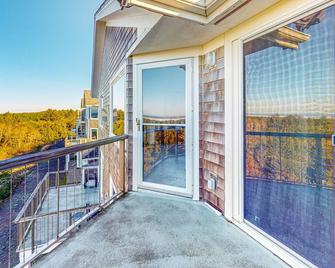 Sea View Escape | Condo in Seaview - Seaview - Balcony
