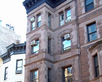 Brownstone Bed And No Breakfast - New York - Building