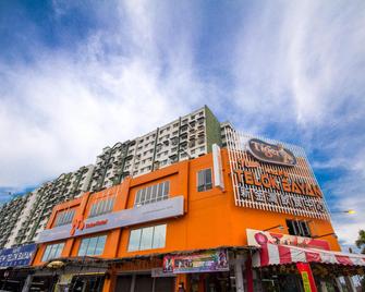 M Qube Hotel - Gelugor - Building