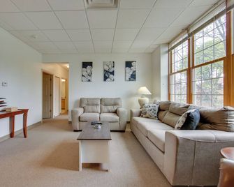 1 Mi to Allegheny River: Cozy Apt w/ Shared Patio! - New Kensington - Living room