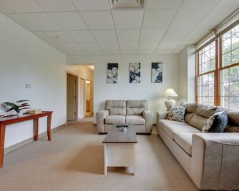 1 Mi to Allegheny River Cozy Apt with Shared Patio! - New Kensington - Sala de estar