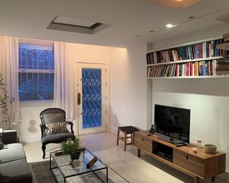 Charming 2-bedroom house with WiFi, AC in Humaitá near the lagoon - 里約熱內盧 - 客廳